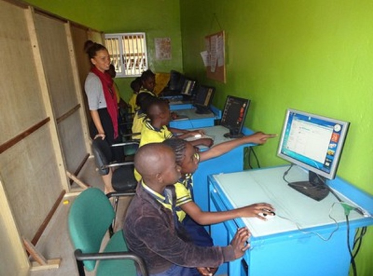 喀麥隆：十字路會的電腦設立新的技術中心