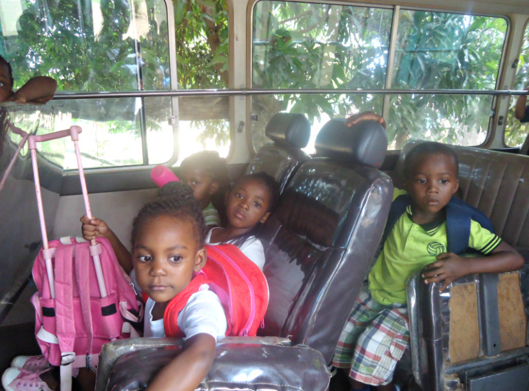 Donated van drives Zambian kids to school / https://www.crossroads.org.hk/wp-content/uploads/2017/01/zambiabus6.jpg