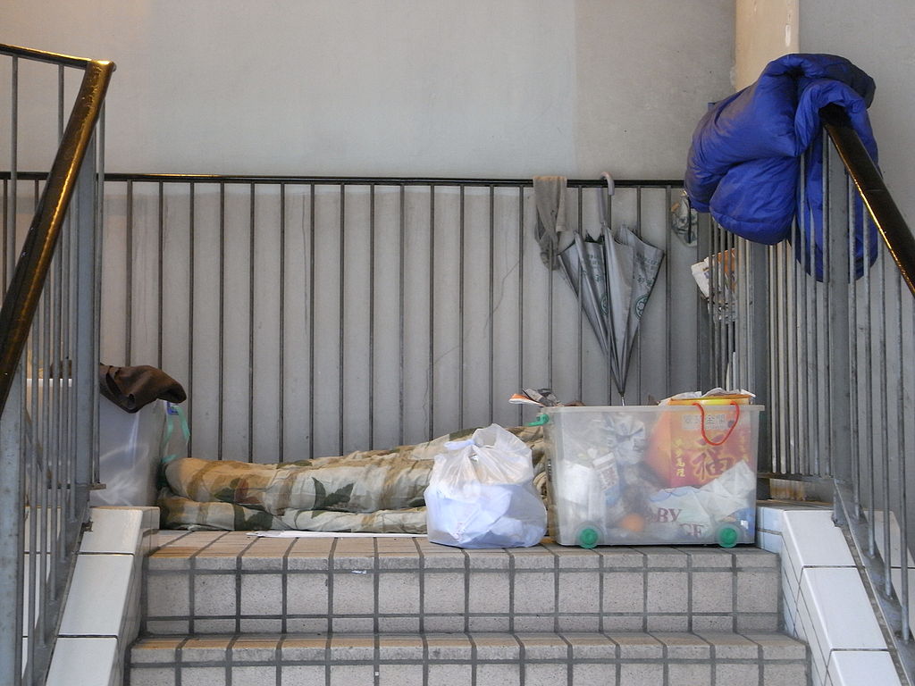 1024px-HK_Central_Market_中環街市_Des_Voeux_Road_someone_sleeping_there_stairs_Feb-2010