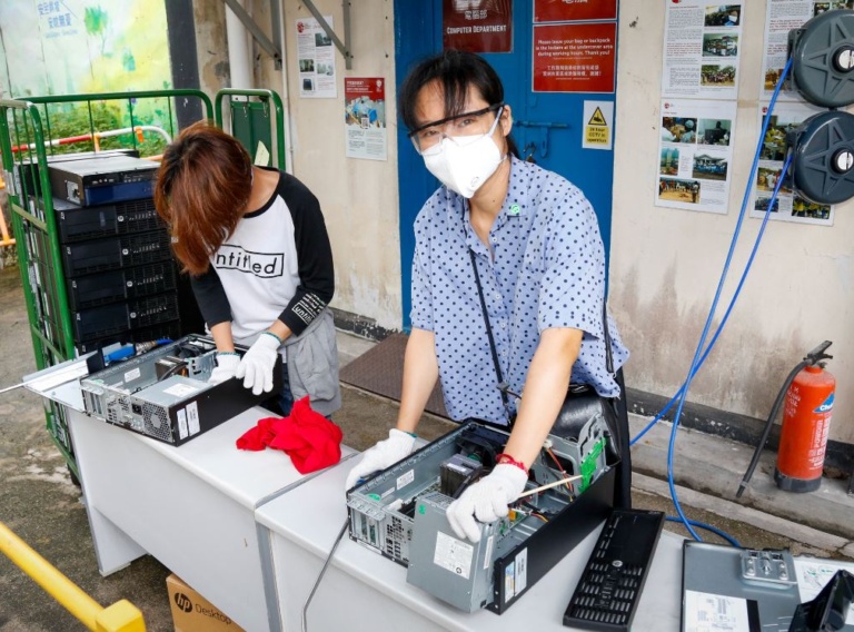 Volunteer with us!  / https://www.crossroads.org.hk/wp-content/uploads/2020/09/Computer-volunteers-in-masks.jpg