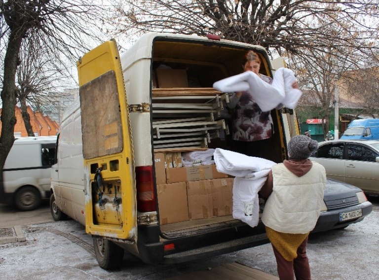 Ukraine: The poor help those even poorer