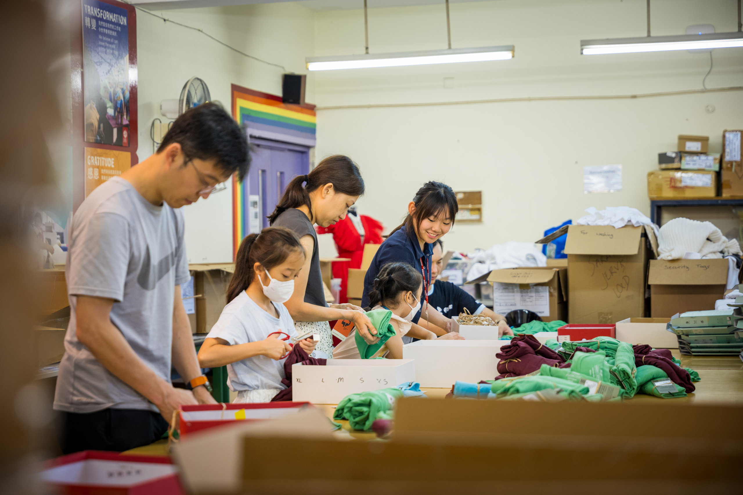 Volunteer with us! / https://www.crossroads.org.hk/wp-content/uploads/2024/07/Fam-Vols-2-1421845-scaled.jpg